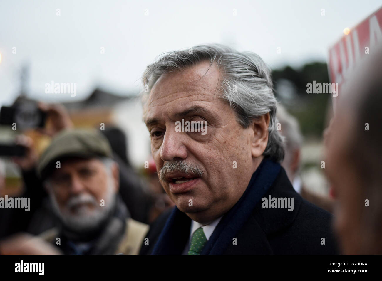 Curitiba, Brasile. 04 Luglio, 2019. Alberto Fernandez (M.), candidato presidente in Argentina, parla con i sostenitori prima di visitare l'ex presidente del Brasile Lula da Silva in carcere. Credito: Henry Milleo/dpa/Alamy Live News Foto Stock