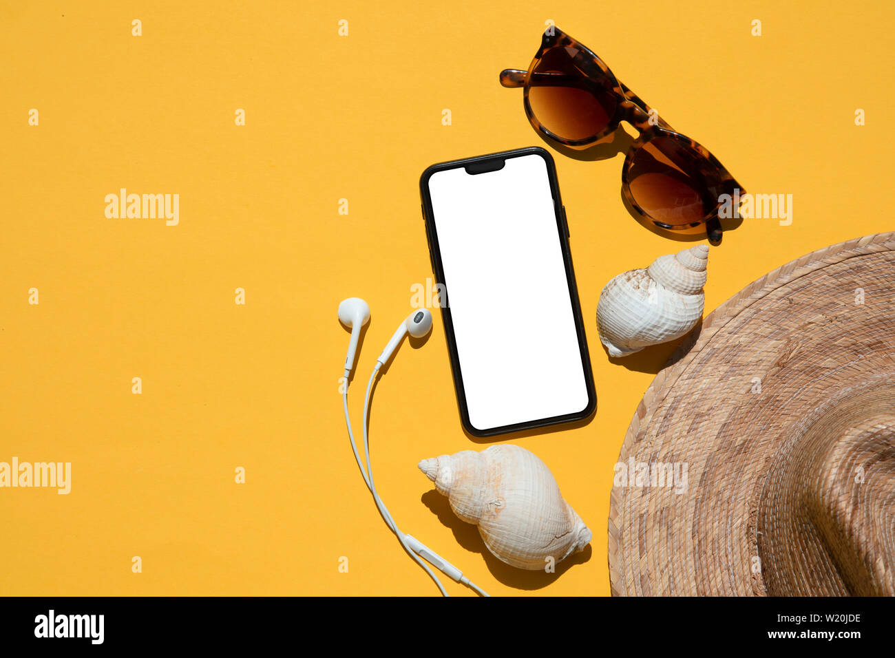 Estate composizione dello smartphone. Smartphone vuoto con accessori di estate Foto Stock