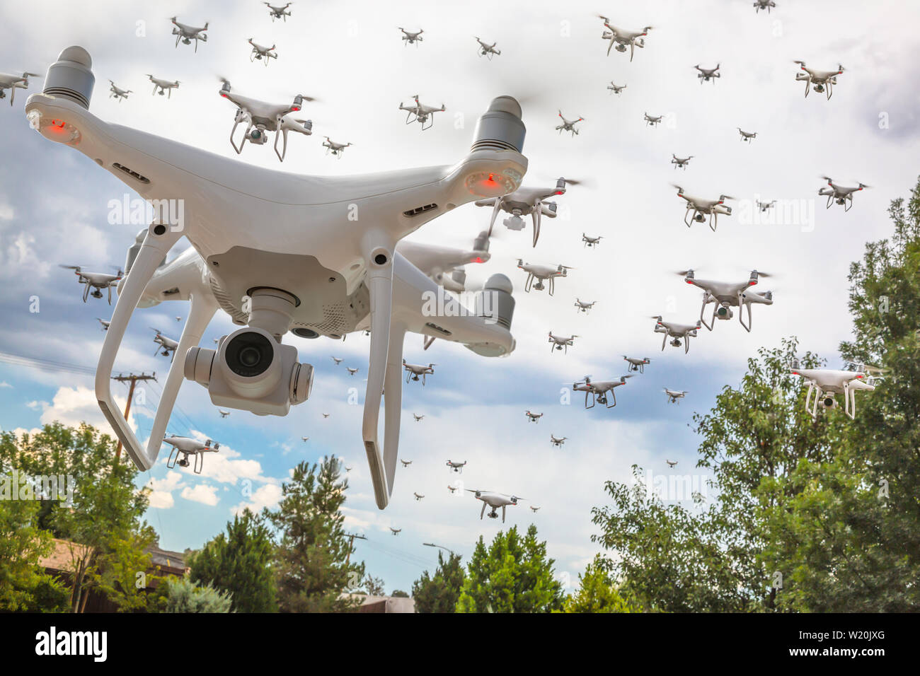 Decine di fuchi sciame nel cielo nuvoloso. Foto Stock