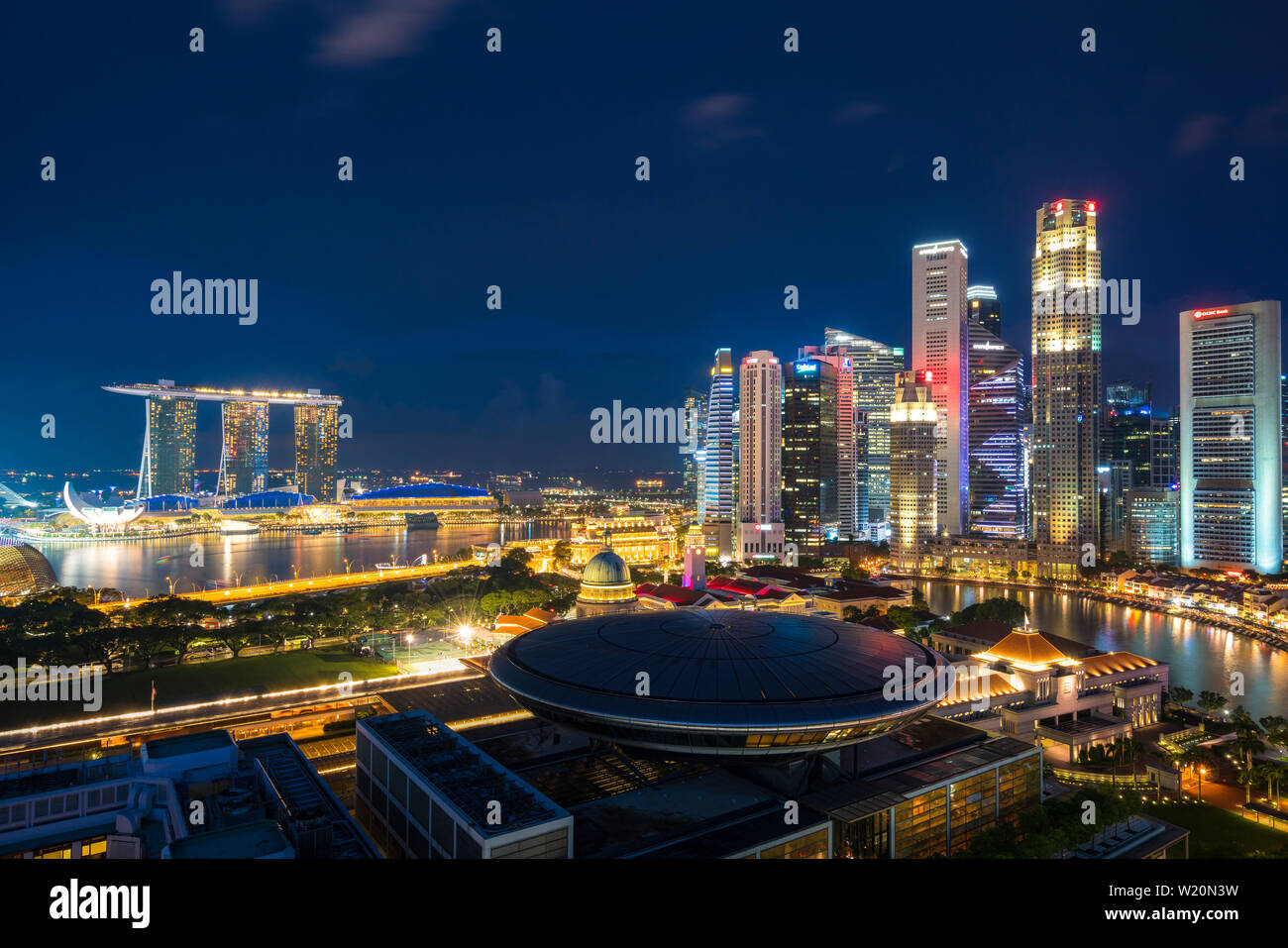 Singapore città al crepuscolo. Paesaggio di Singapore business building attorno a Marina Bay. Alto edificio moderno in un quartiere commerciale area al crepuscolo. Foto Stock