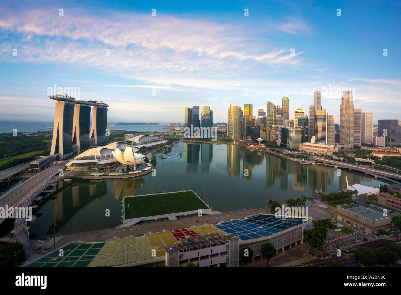 Singapore città al crepuscolo. Paesaggio di Singapore business building attorno a Marina Bay. Alto edificio moderno in un quartiere commerciale area al crepuscolo. Foto Stock