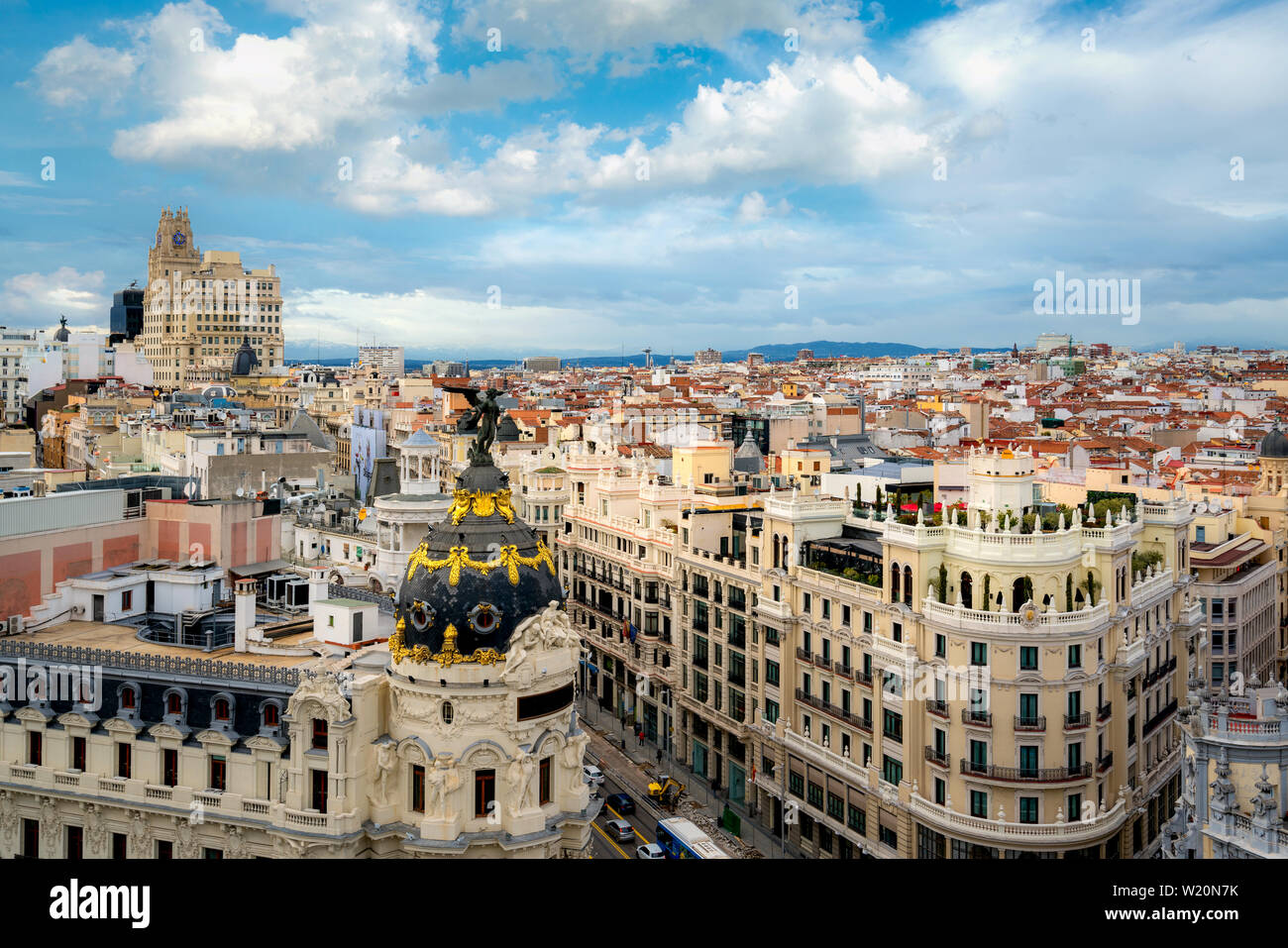Panoramica di Madrid vista aerea della Gran Via, la strada principale dello shopping di Madrid, capitale della Spagna, Europa. Foto Stock