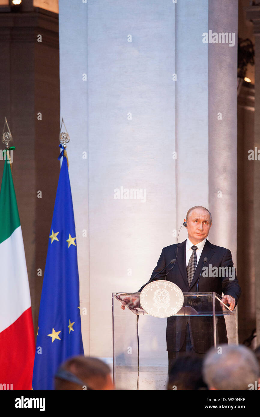 Vladimir Putin, in Russia la presidente, parla nel corso di una conferenza stampa congiunta con Giuseppe Conte Foto Stock