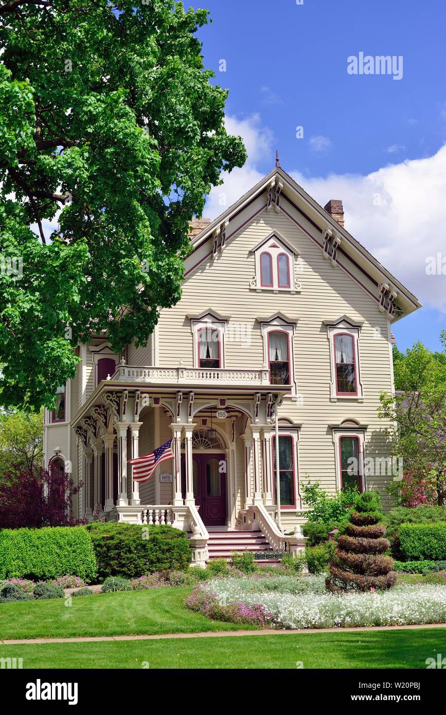 Elgin, Illinois, Stati Uniti d'America. Un mantenute meticolosamente Casa di epoca vittoriana con un accento patriottico si crogiola al sole del pomeriggio. Foto Stock
