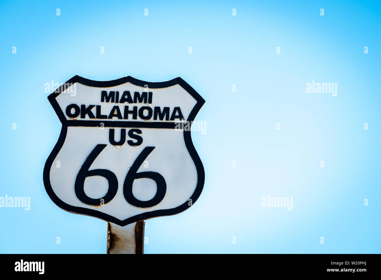 Bianco e nero segno sulla US Route 66 a Miami in Oklahoma Foto Stock