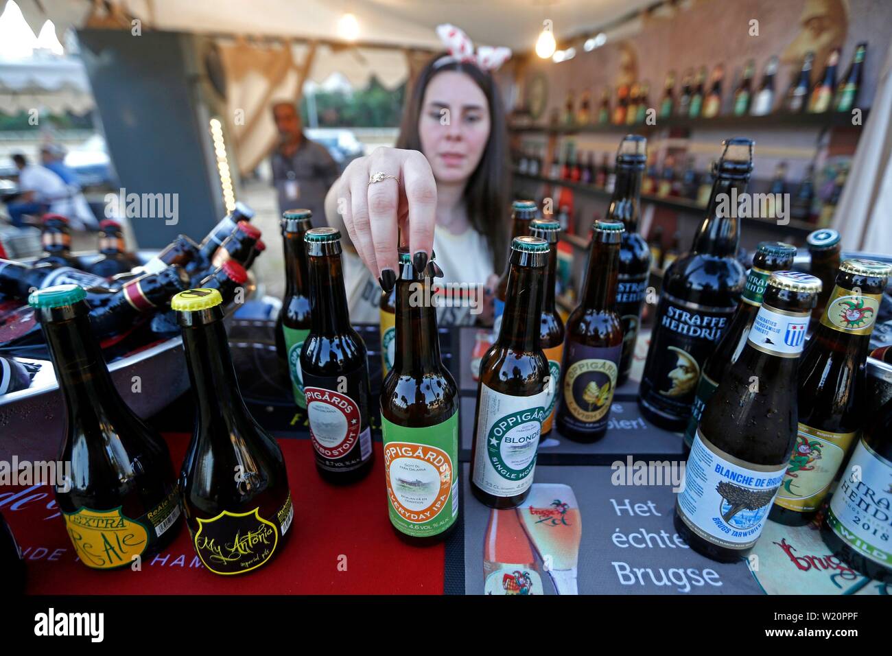 Beirut, Libano. 4 Luglio, 2019. Un membro del personale visualizza i prodotti di birra a Beirut International Beer Evento (BIBE) a Beirut, Libano, 4 luglio 2019. La manifestazione si svolge qui dal 4 luglio al 6 con la partecipazione di più di 50 locali e produttori internazionali. Credito: Bilal Jawich/Xinhua/Alamy Live News Foto Stock