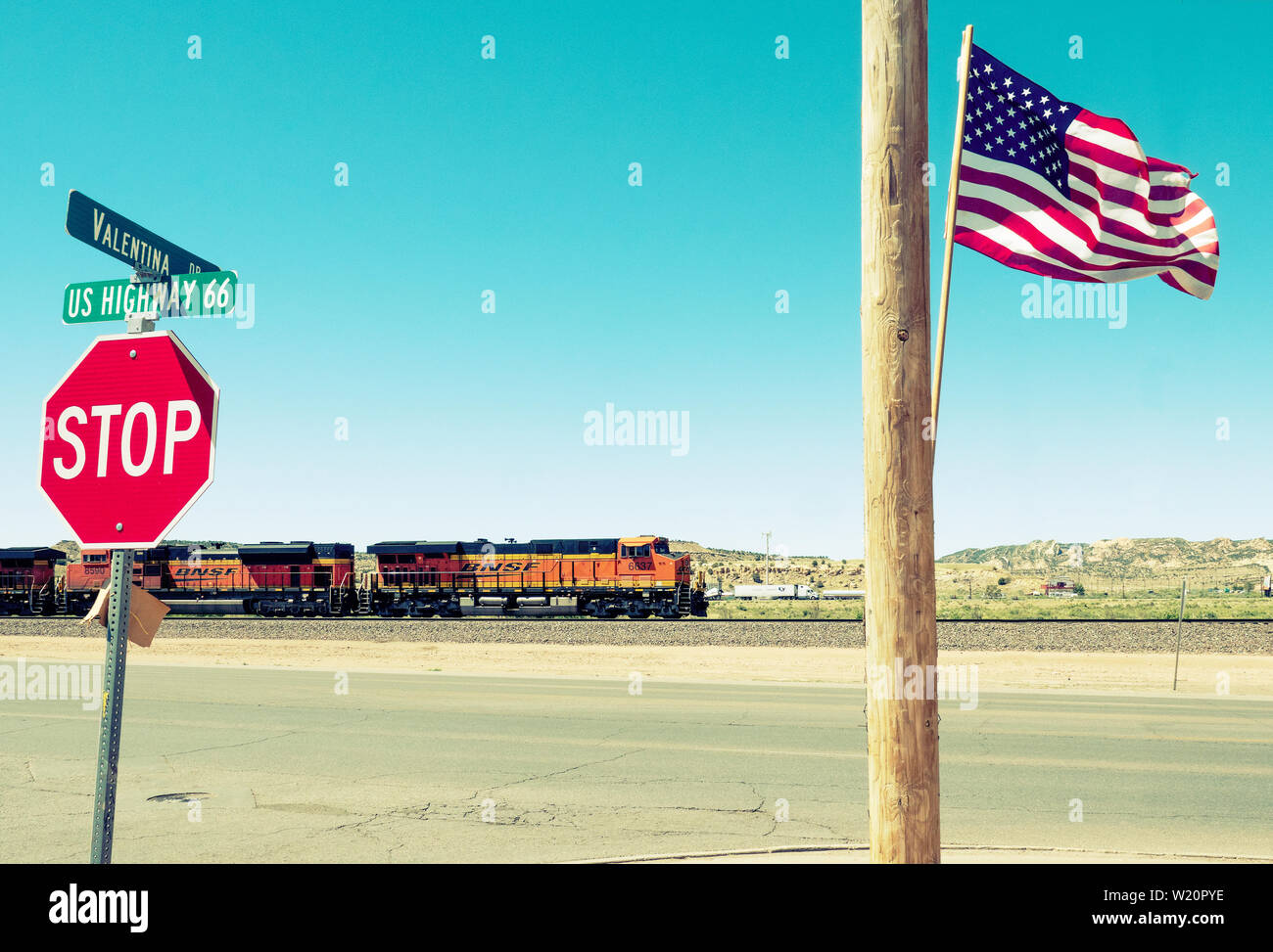 BNSF convoglio ferroviario in direzione est a Gallup New Mexico USA Foto Stock