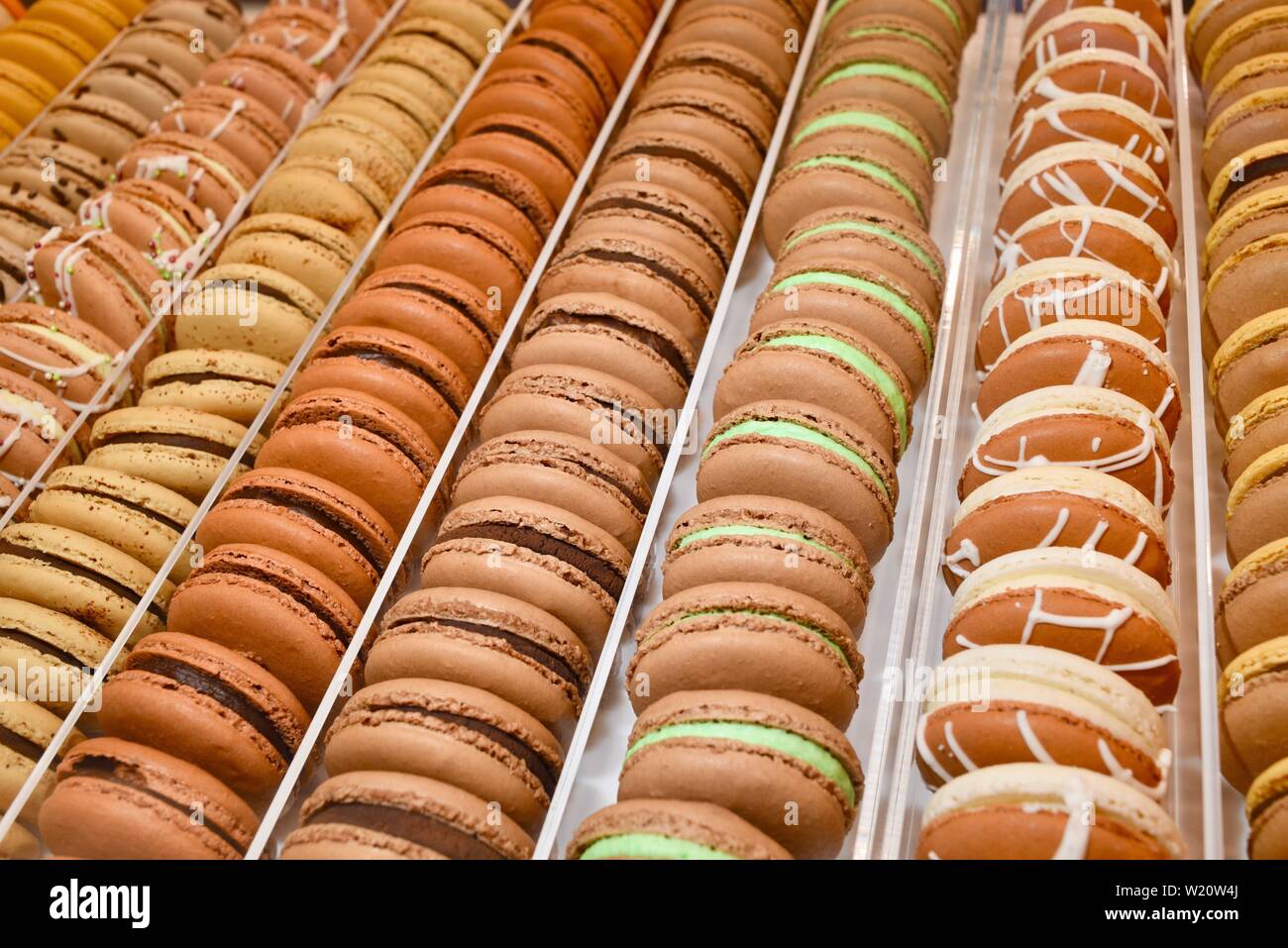 File di deliziosi macaron francesi croccanti da le Petit Sucre in mostra al National Restaurant Association Show di Chicago, il, USA Foto Stock