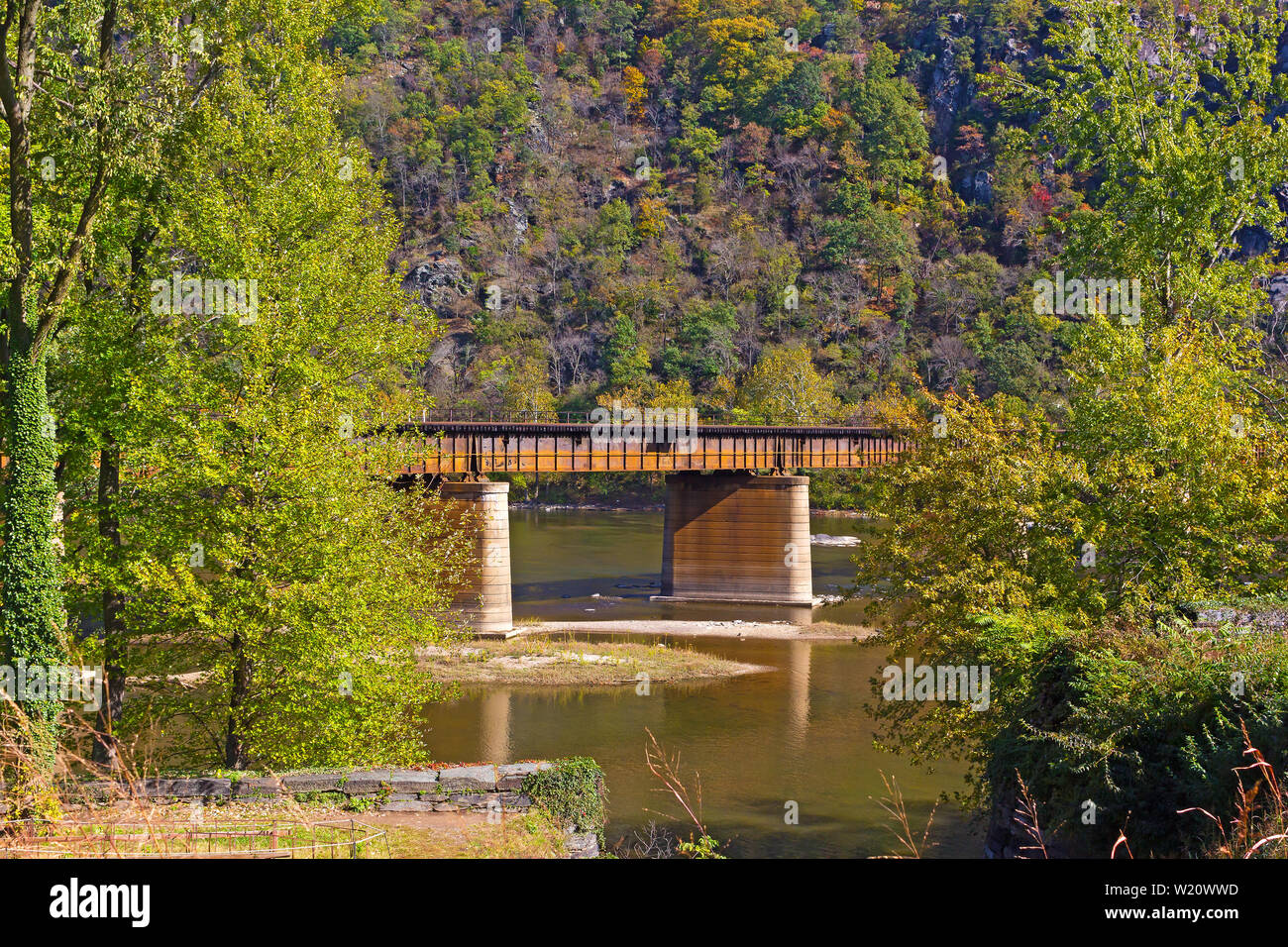 Un ponte con i binari ferroviari attraverso il Fiume Shenandoah al harpers Ferry in West Virginia, USA. In Autunno le montagne di West Virginia, USA. Foto Stock
