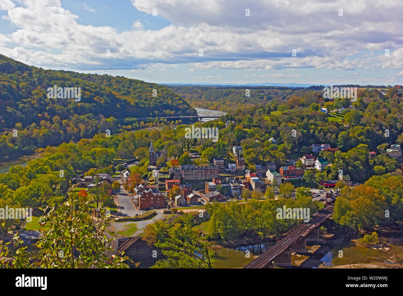 Harpers Ferry National Historical Park e la città in autunno, West Virginia, USA. Vista panoramica dalla montagna di Outlook. Foto Stock