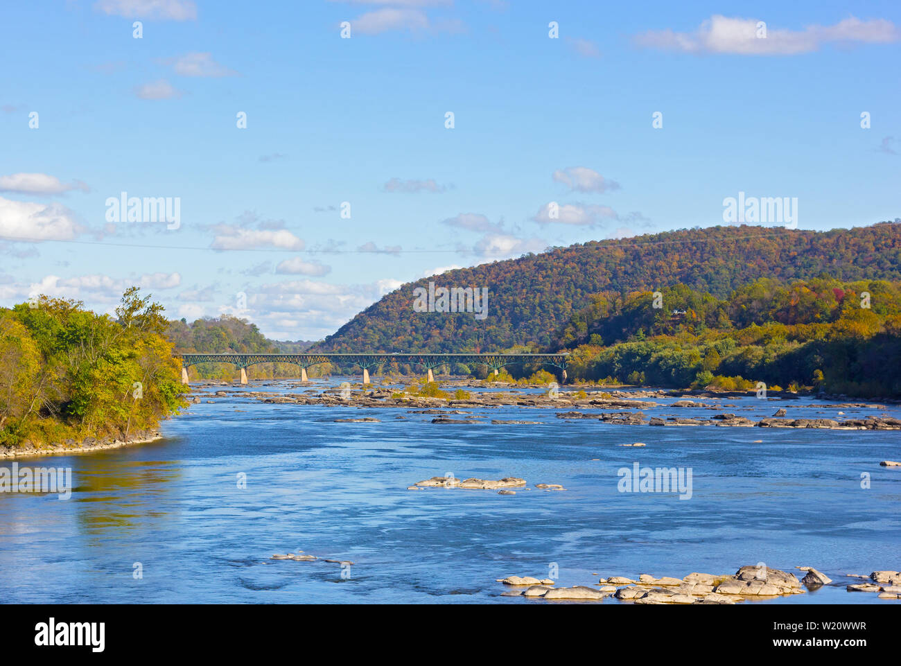 Harpers Ferry National Historic Park, West Virginia, USA. Una vista sul bellissimo panorama autunno lungo le rive. Foto Stock
