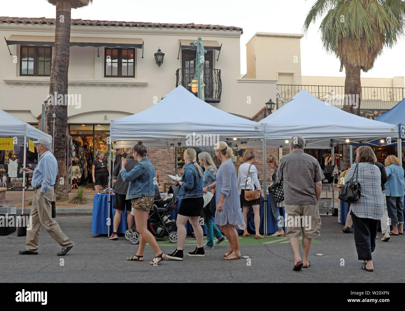 La gente apprezza il Villagefest nel centro di Palm Springs, California. La fiera di strada del giovedì sera propone arte, artigianato, cibo e intrattenimento. Foto Stock