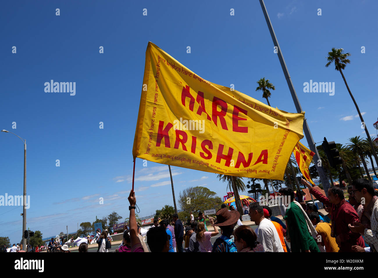 Hare Krishna bandiera portato in un mese di marzo durante il St Kilda Festival di Melbourne, Australia. Foto Stock