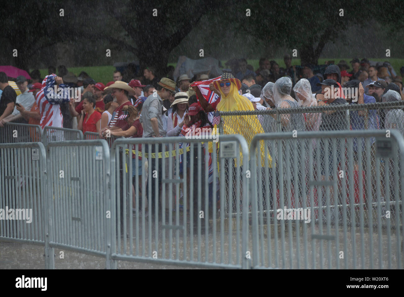 La folla si radunano sotto la pioggia per il Presidente degli Stati Uniti, Trump commento alla sua salute in America in caso di Washington il 4 luglio 2019. Il caso è stato criticato come conferire una valenza politica tradizionalmente un non-politico vacanza. Credito: Stefani Reynolds/CNP | Utilizzo di tutto il mondo Foto Stock