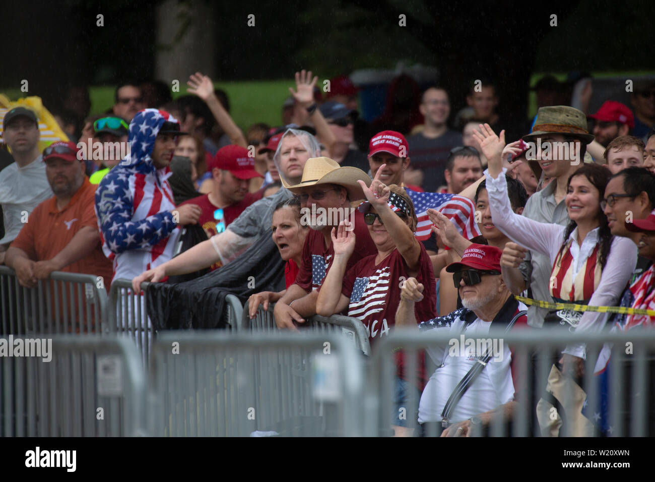 La folla si radunano sotto la pioggia per il Presidente degli Stati Uniti, Trump commento alla sua salute in America in caso di Washington il 4 luglio 2019. Il caso è stato criticato come conferire una valenza politica tradizionalmente un non-politico vacanza. Credito: Stefani Reynolds/CNP | Utilizzo di tutto il mondo Foto Stock
