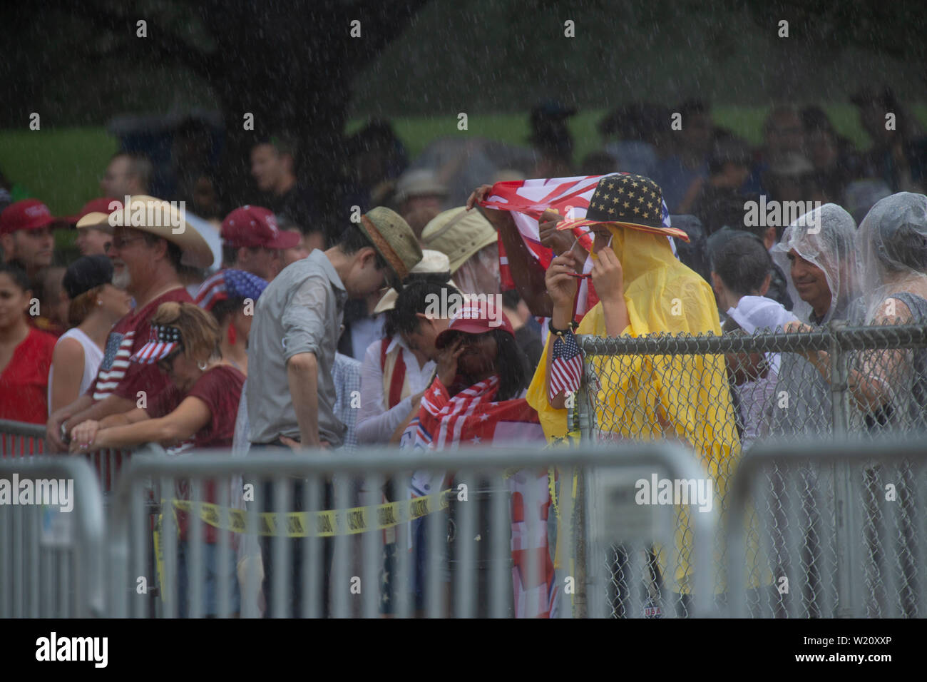 La folla si radunano sotto la pioggia per il Presidente degli Stati Uniti, Trump commento alla sua salute in America in caso di Washington il 4 luglio 2019. Il caso è stato criticato come conferire una valenza politica tradizionalmente un non-politico vacanza. Credito: Stefani Reynolds/CNP | Utilizzo di tutto il mondo Foto Stock