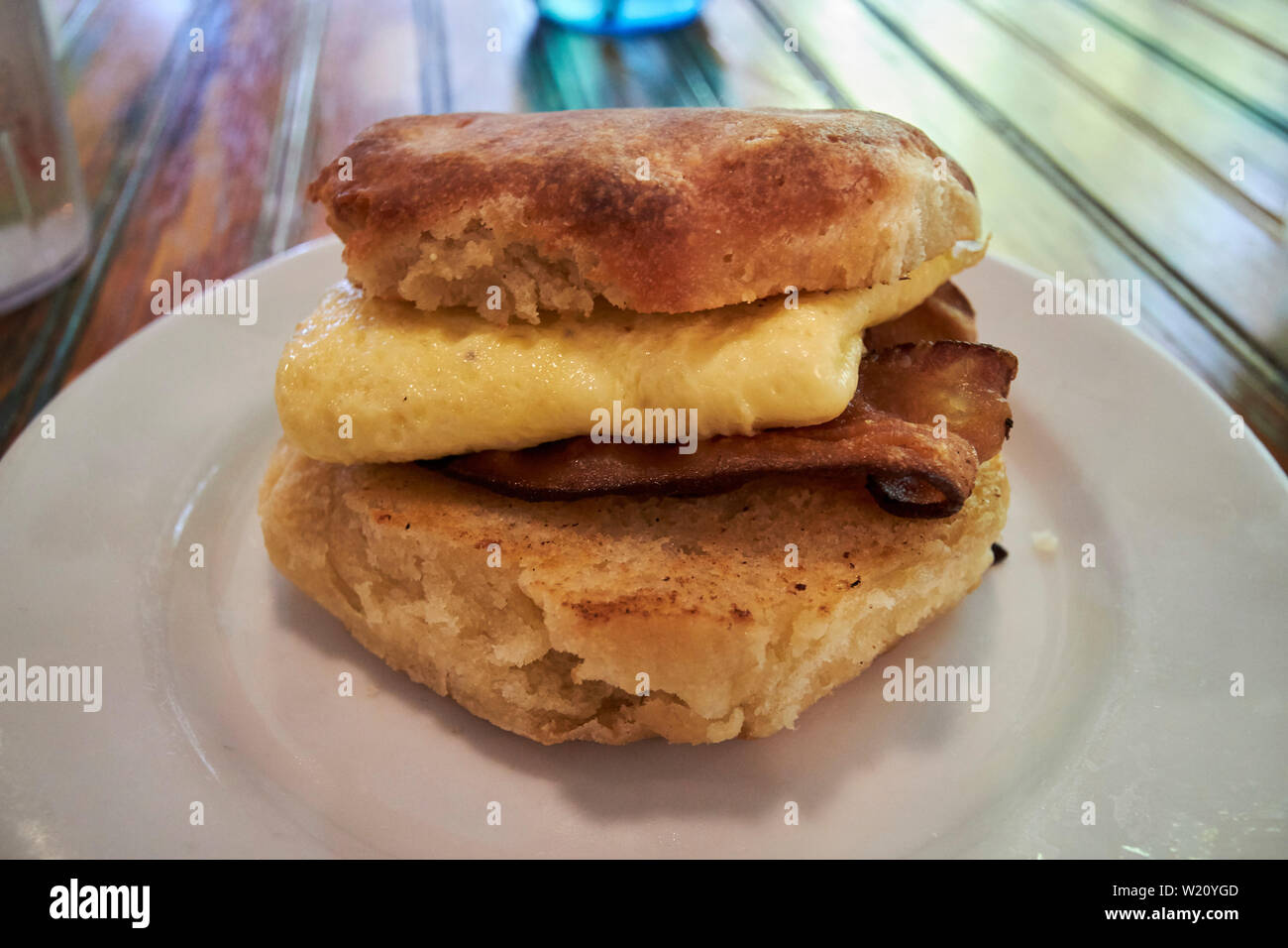 Southern biscotto colazione con uova e bacon in Georgia negli Stati Uniti Foto Stock