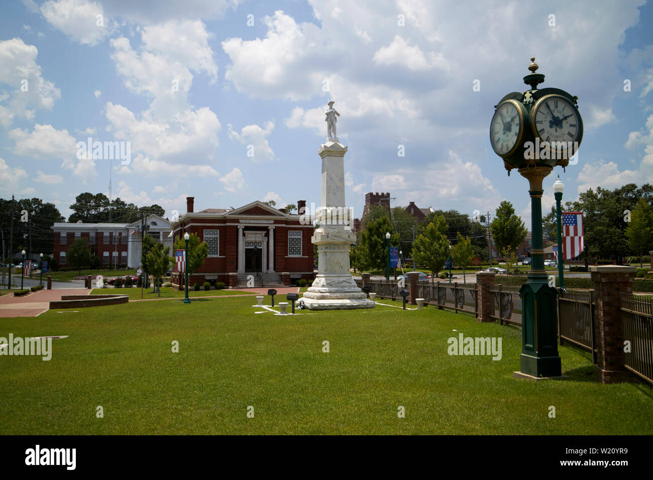Centro della città di Dublino bellevue avenue con city hall carnegie villaggio orologio in ambito commerciale e storico quartiere di Dublino la Georgia USA Foto Stock