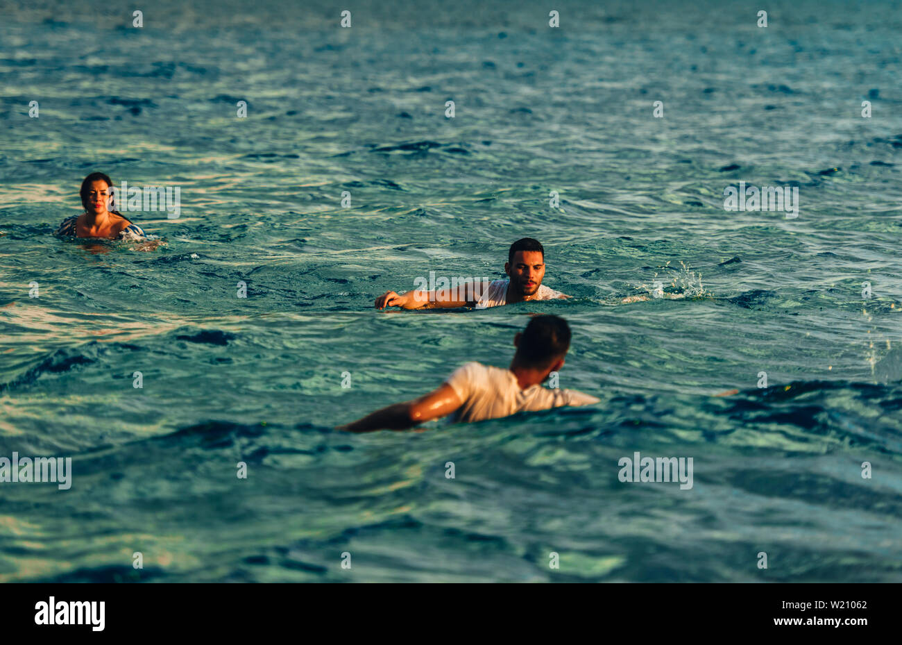 Uno stile di vita sano. Montare i nuotatori di pallanuoto di formazione nell'oceano blu Foto Stock