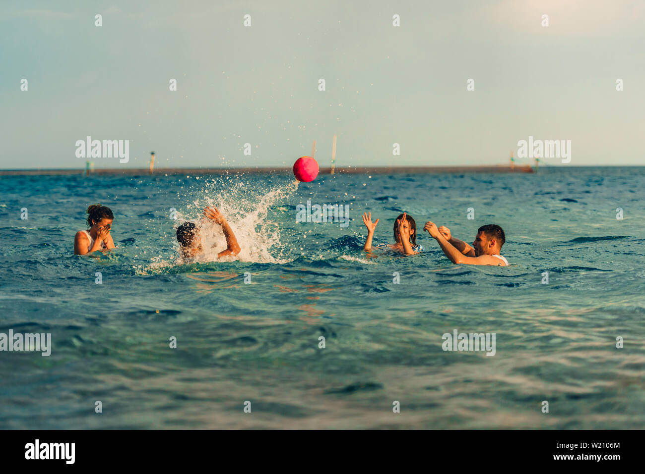 Giocatori di pallanuoto avente una partita in aperto oceano blu e profondo Foto Stock