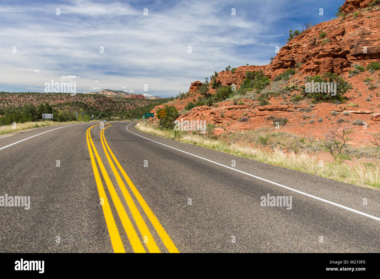 Doppia Linea Gialla Su Mountain Road. Doppio giallo senza linea di passaggio su una tortuosa strada di montagna attraverso le rocce rosse e in Sedona Arizona. Foto Stock