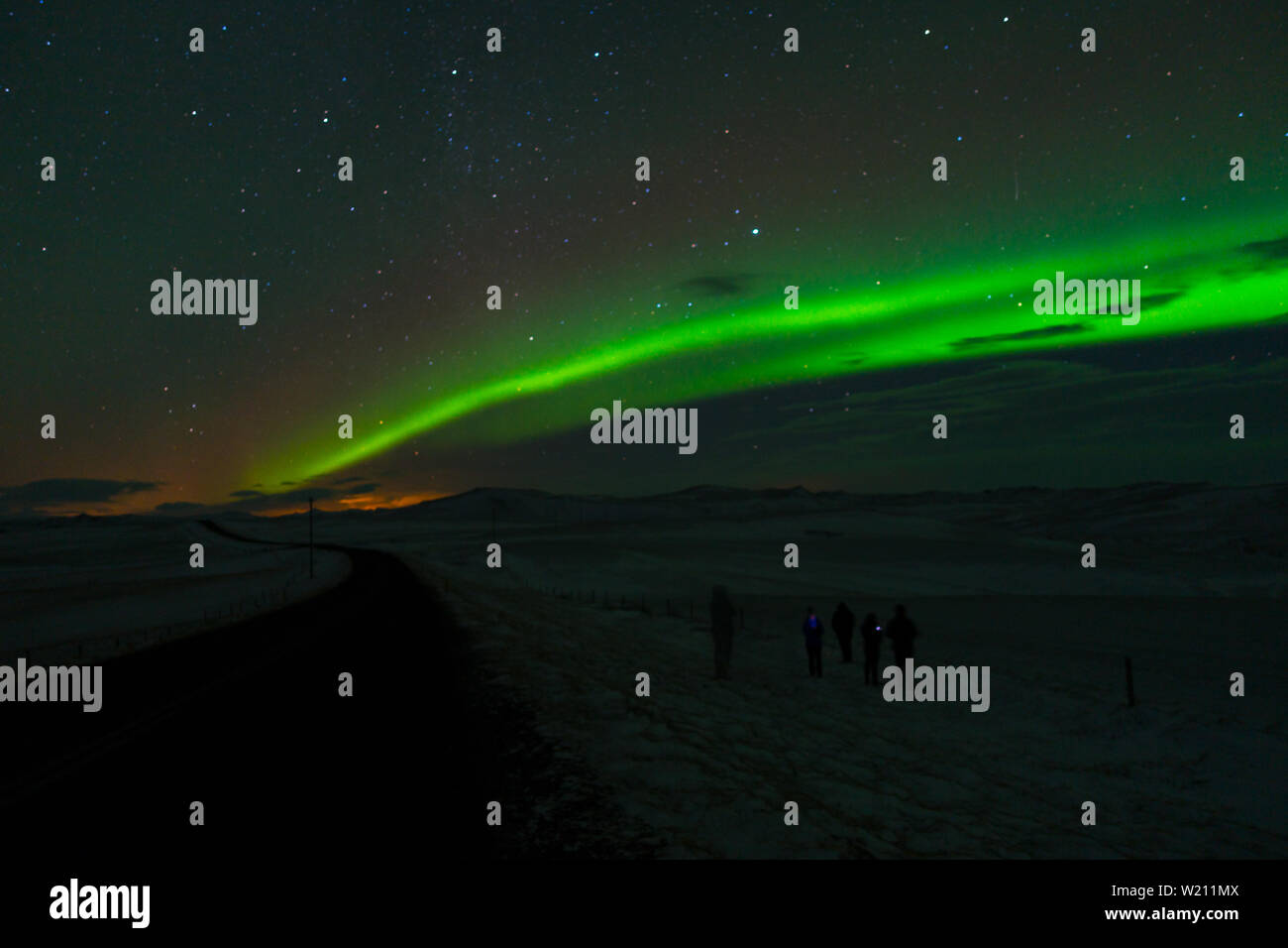Aurora boreale paesaggio con la gente a guardare Foto Stock