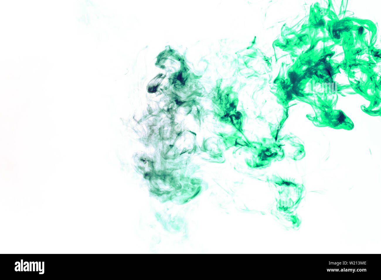 Sfondo colorato con avvolgimento nuvole di fumo da pattern di diverse forme di rosso e verde i colori con lingue di fiamma su un bianco backgr isolato Foto Stock