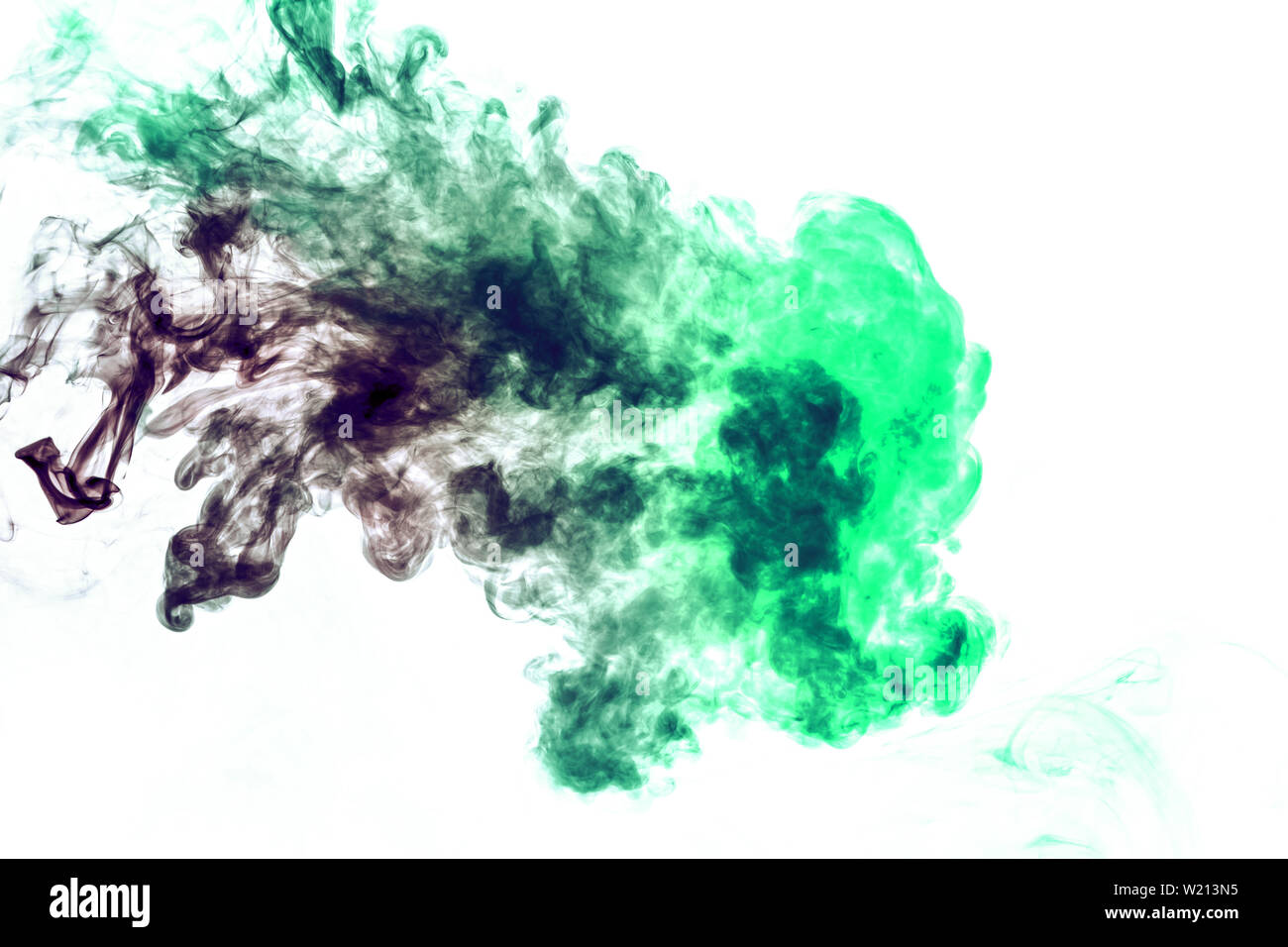 Sfondo colorato con avvolgimento nuvole di fumo da pattern di diverse forme di rosso e verde i colori con lingue di fiamma su un bianco backgr isolato Foto Stock