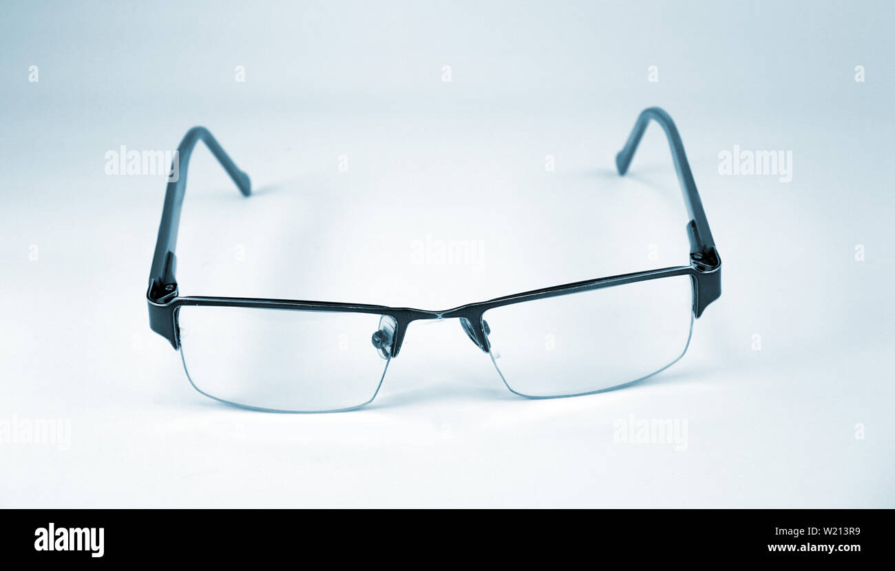 Vecchio paio di occhiali visione telaio occhi faccina felice su sfondo bianco Foto Stock