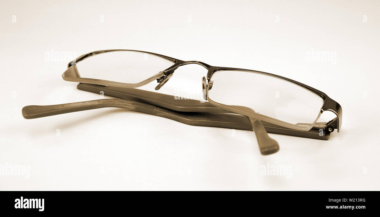 Vecchio paio di occhiali visione telaio occhi faccina felice su sfondo bianco Foto Stock