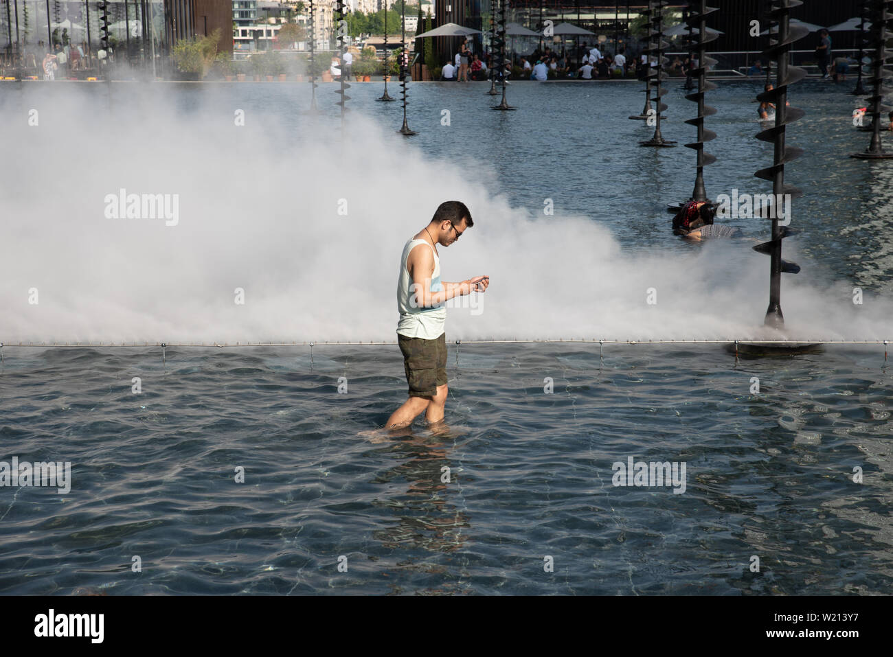 La piscina di La Défense - Paris business district - dove i bambini possono raffreddare durante una ondata di caldo. Foto Stock