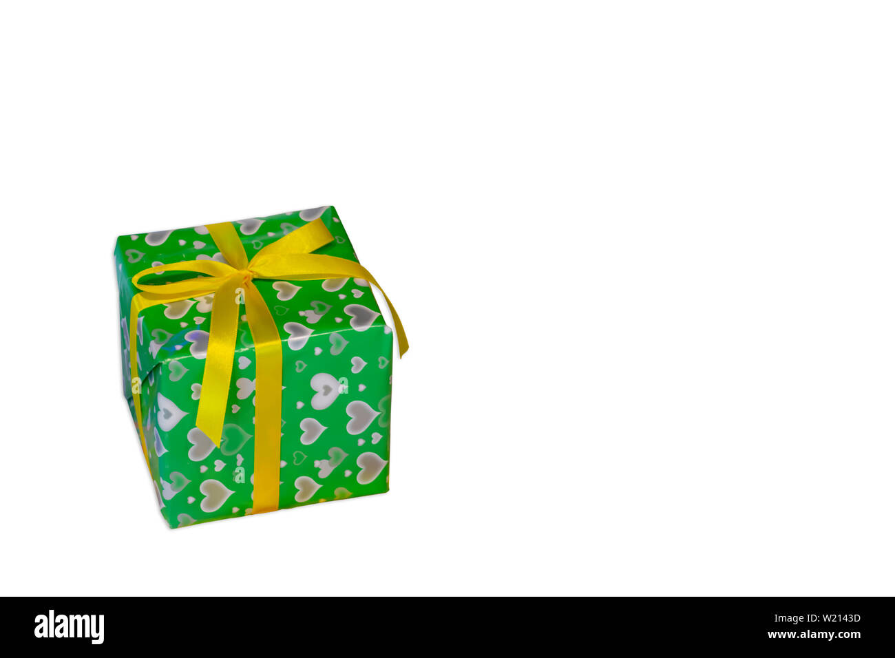 Isolato scatola regalo fasciata con modello cuore per le feste su uno sfondo bianco con percorso di clipping. Foto Stock