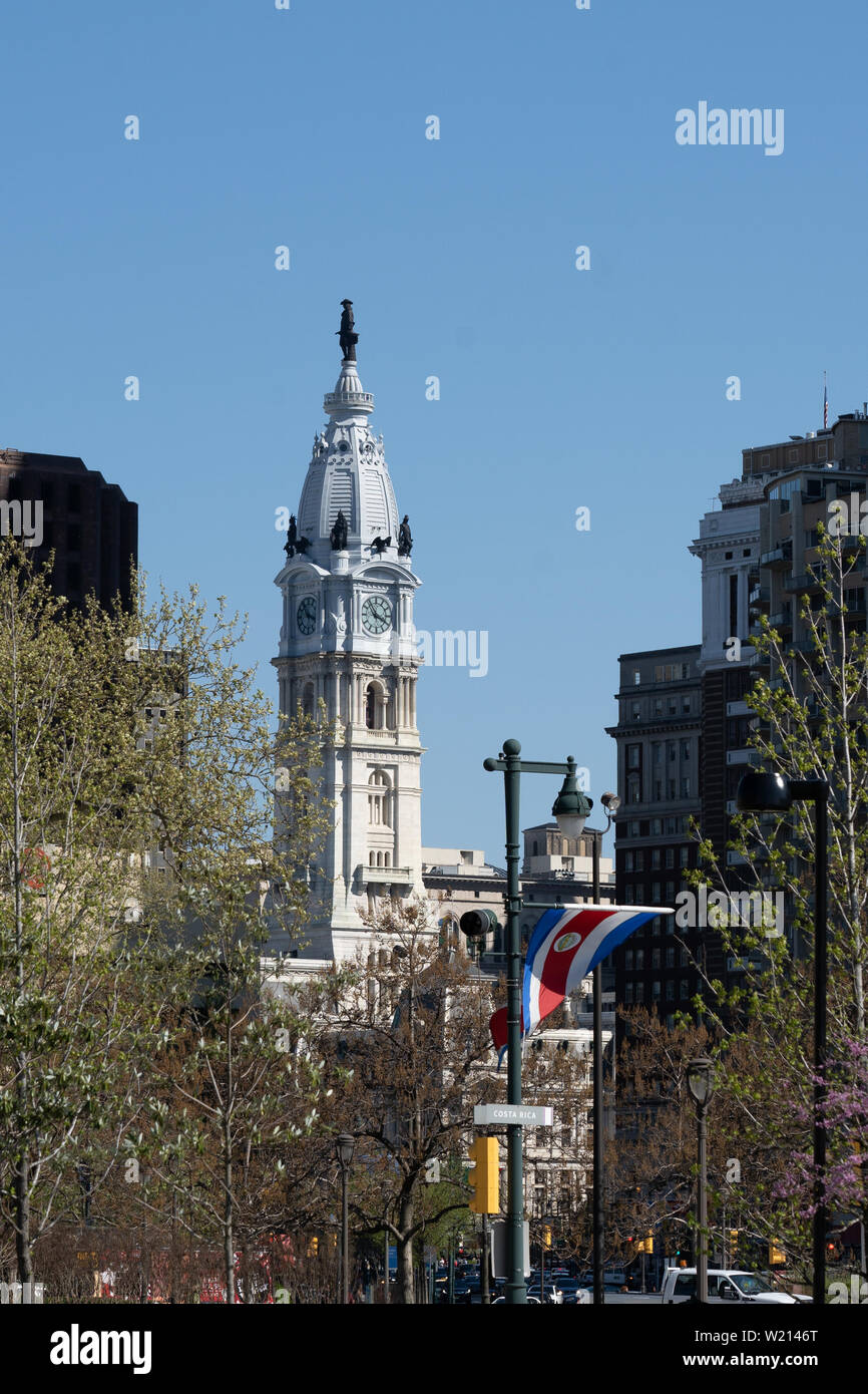 City Hall nel centro di Philadelphia, visto da Logan Circle sul Benjamin Franklin Parkway; Foto Stock