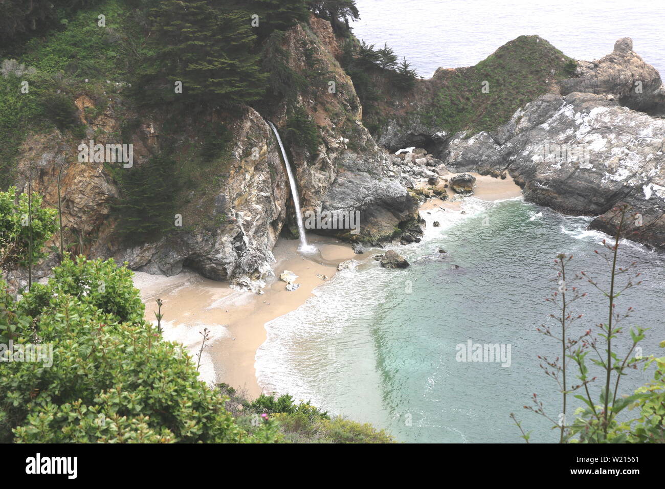 McWay cade, Julia PFEIFFER Membro Park, Big Sur CA. Foto Stock