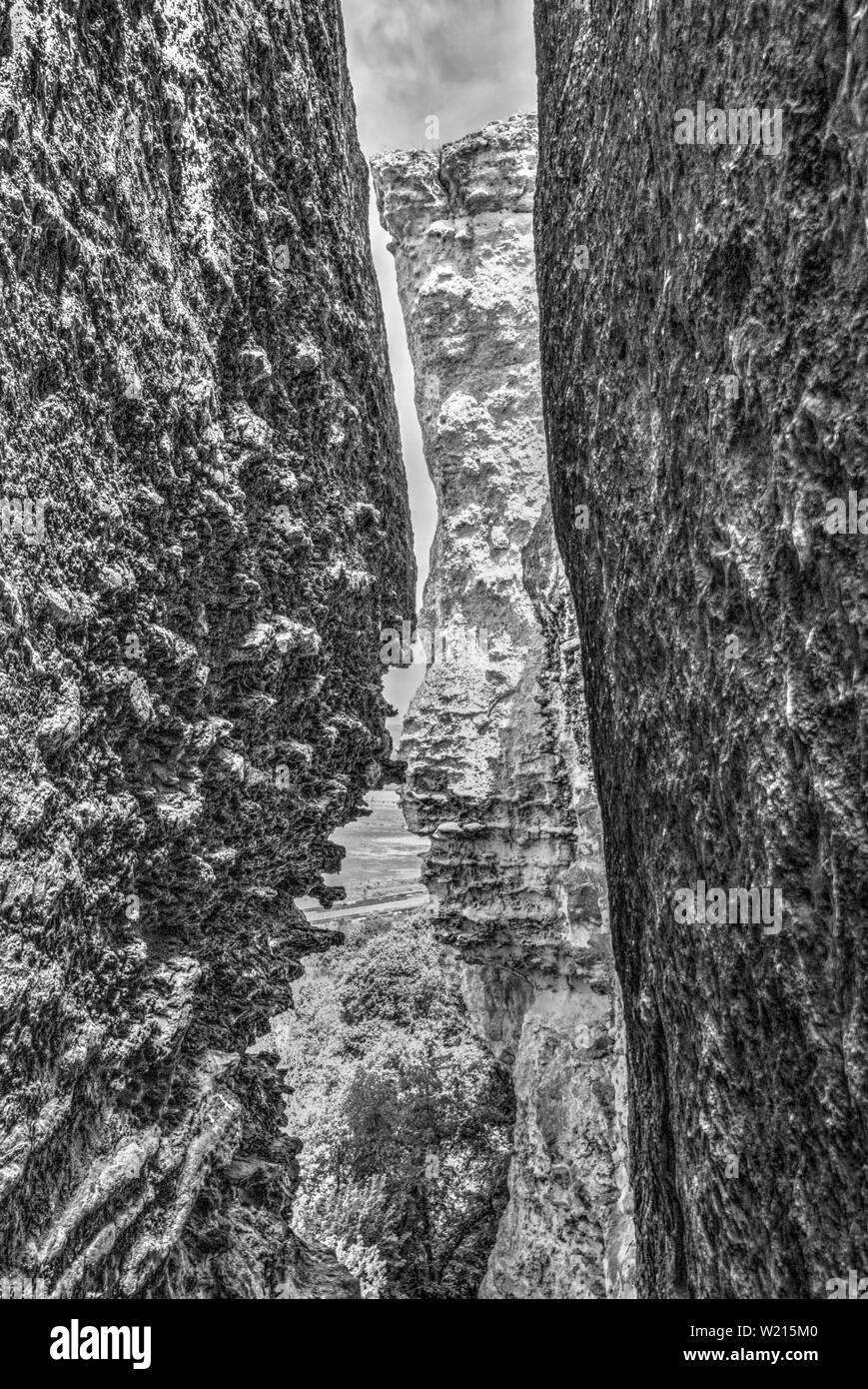 Vista attraverso l'entrata della grotta in bianco e nero Foto Stock