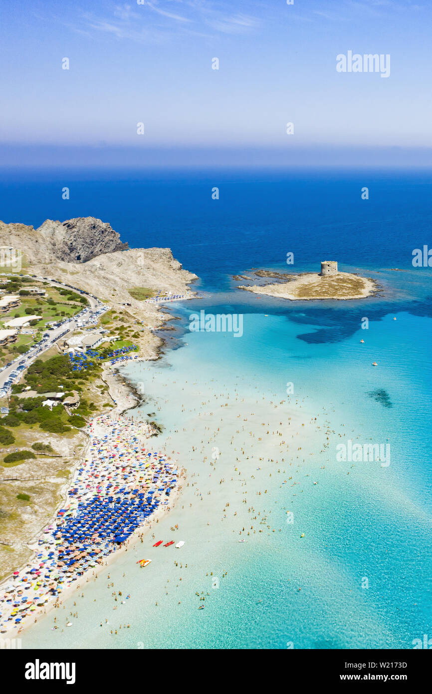 Incredibile vista aerea della spiaggia della Pelosa (la spiaggia della  Pelosa) piena di ombrelloni colorati e la gente a prendere il sole Foto  stock - Alamy