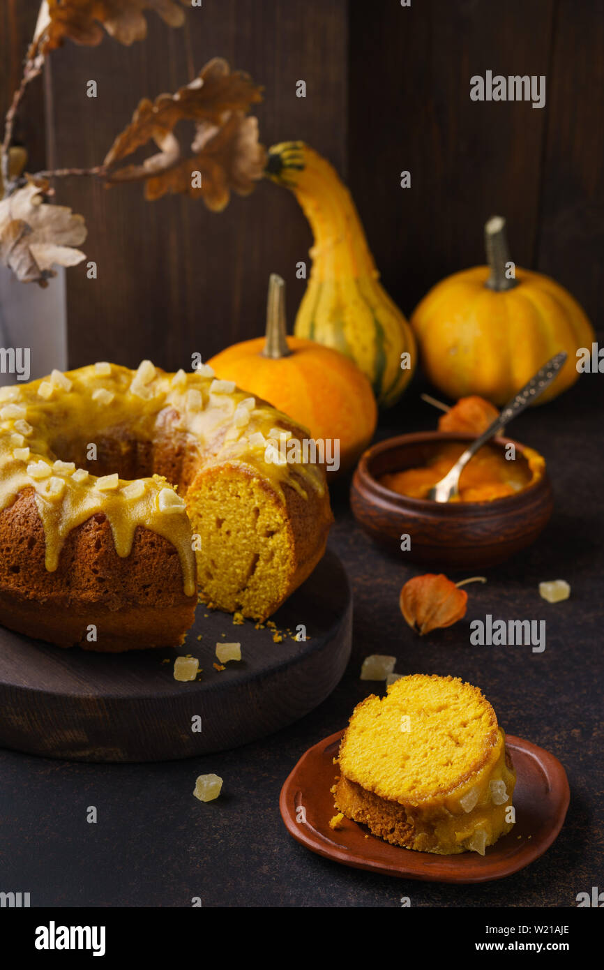 Zucca dolce torta bundt guarnita con glassa di zucchero e di frutta candita. In autunno la pasticceria Foto Stock