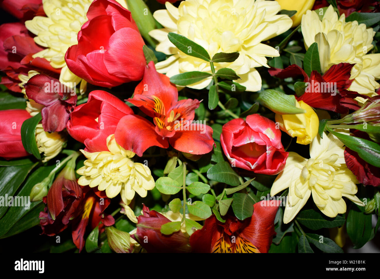 Luminoso bouquet di fiori diversi. Miscela di colori differenti di garofani artificiale, per decorazione Foto Stock