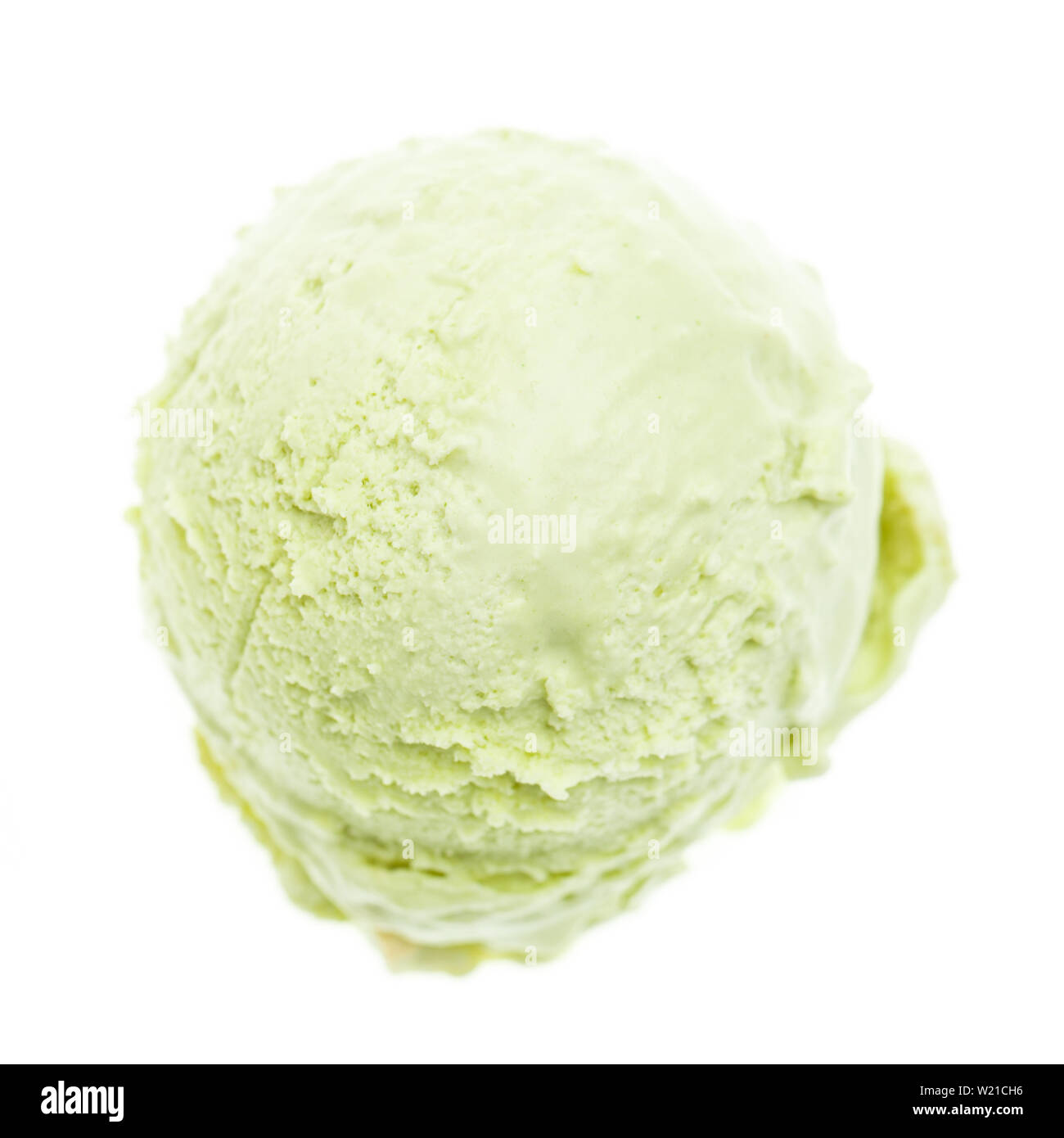 Unico pistacchio verde ice cream scoop da una vista panoramica su sfondo bianco Foto Stock