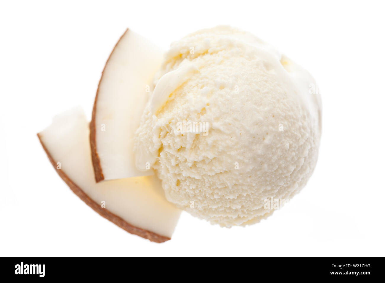 Un singolo coconut ice cream scoop dall'alto isolato su sfondo bianco Foto Stock