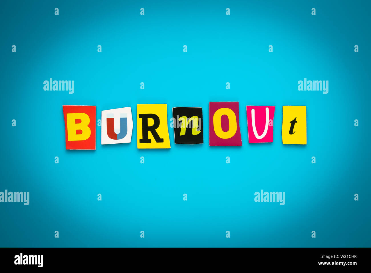 Testo - burnout da lettere colorate su sfondo blu. Singola parola. Headline, con scheda di iscrizione. Concetto psicologici, stressante. La didascalia, testa Foto Stock