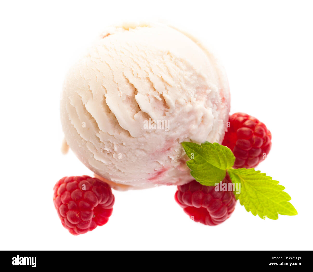 Un singolo - yogurt gelato al lampone scoop con lamponi dall'alto isolato su sfondo bianco Foto Stock