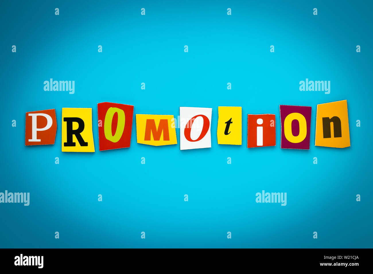 Singola parola - promozione da tagliare le lettere colorate su sfondo blu. Headline. Una parola di scrittura di testo sul banner, card. Iscrizione, messaggio sul poster. B Foto Stock
