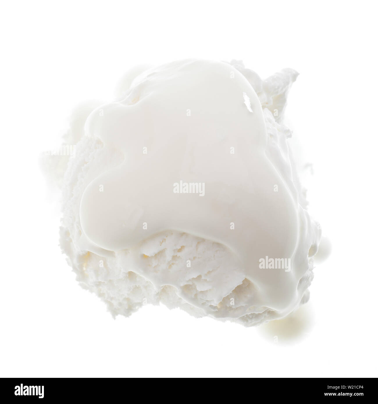 Una pallina di gelato allo yogurt e rabboccato con yogurt isolati su sfondo bianco Foto Stock