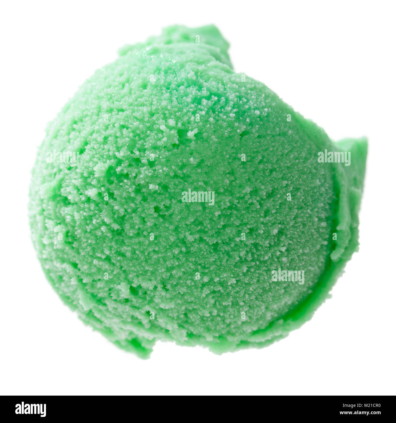 Un unico verde ice cream scoop dall'alto isolato su sfondo bianco Foto Stock