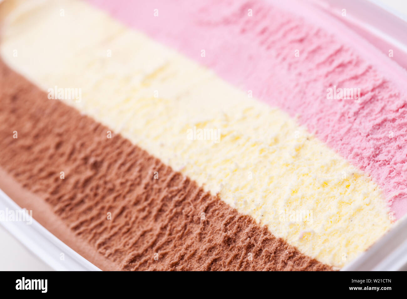 Aprire il gelato scatola con tre tipi di gelato Foto Stock
