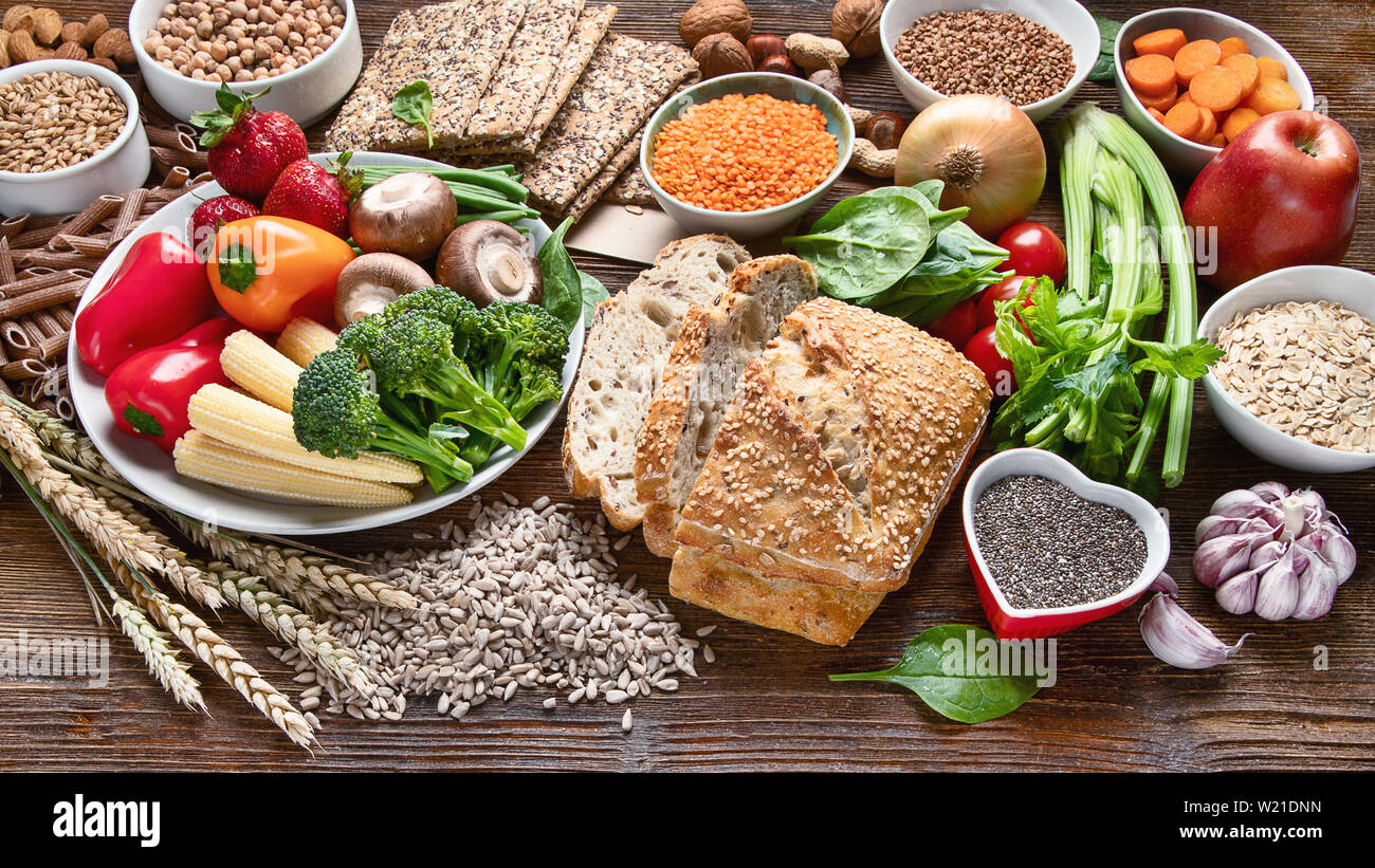 Sani ingredienti naturali contenenti fibre dietetiche. Una sana dieta ad alto contenuto di fibre mangiare concetto con antiossidanti e vitamine Foto Stock