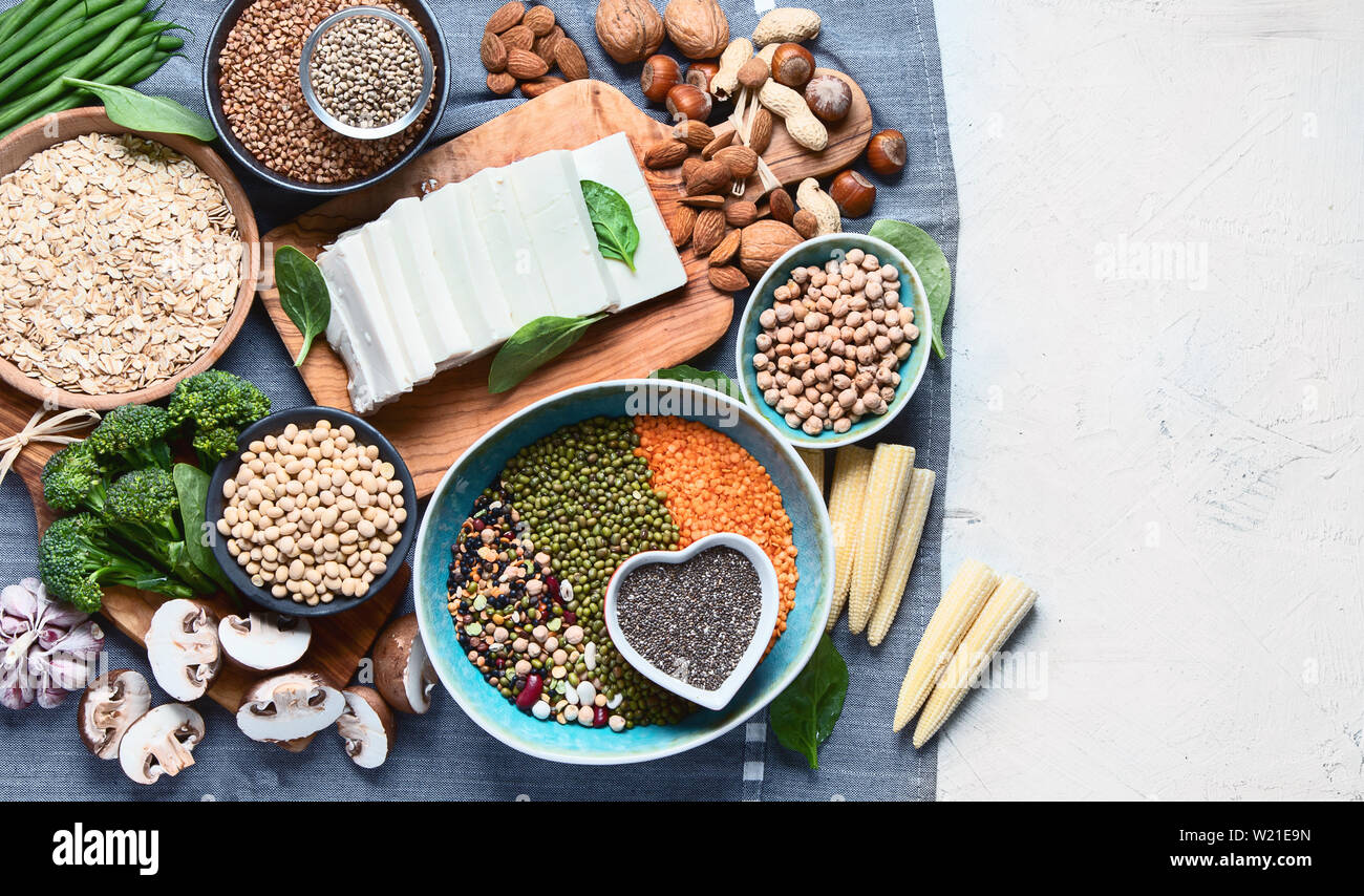 Cibo sano per i vegani e vegetariani. Grani, semi, noci, ortaggi, tofu. Alimenti ad alto di antiossidanti, proteine vegetali, integratore fiberю top view wit Foto Stock