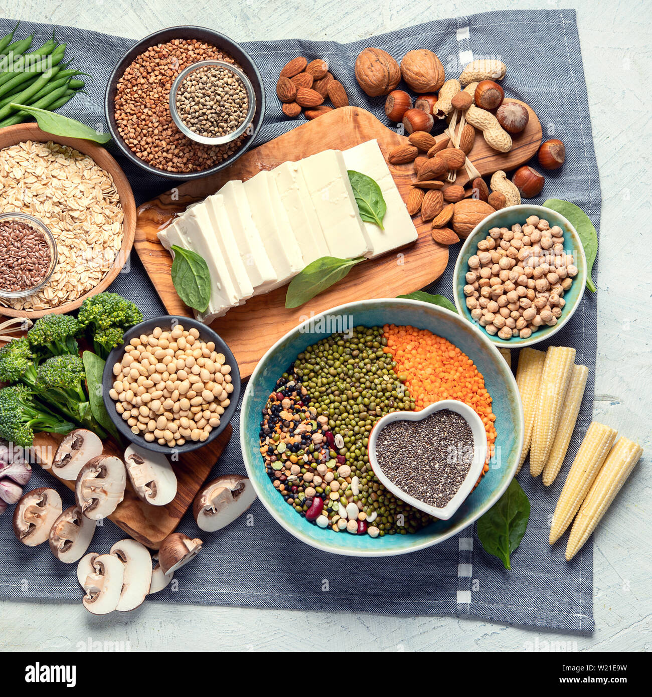 Cibo sano per i vegani e vegetariani. Grani, semi, noci, ortaggi, tofu. Alimenti ad alto di antiossidanti, proteine vegetali, fibra dietetica Foto Stock
