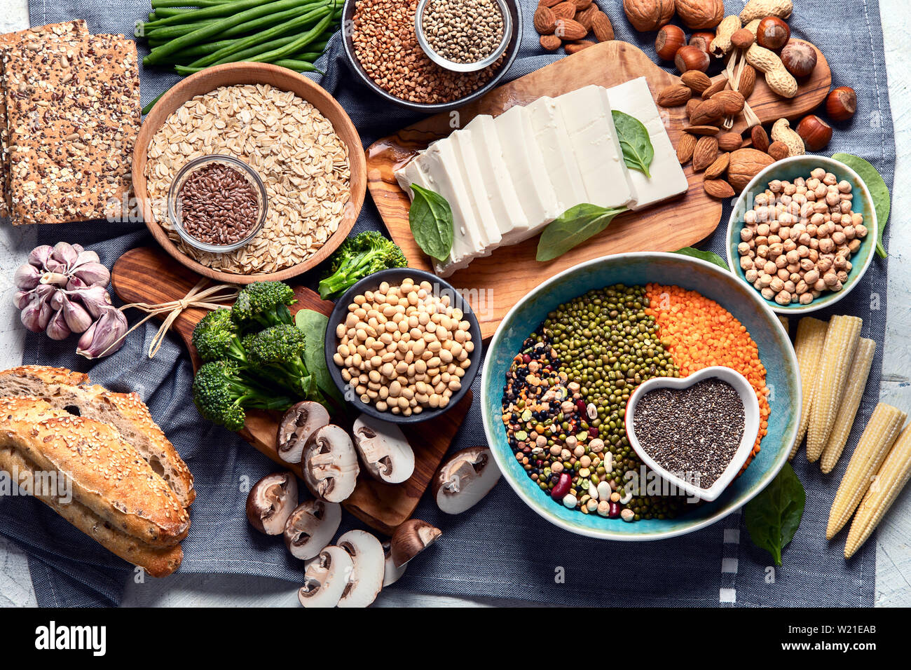 Cibo sano per i vegani e vegetariani. Grani, semi, noci, ortaggi, tofu. Alimenti ad alto di antiossidanti, proteine vegetali, fibra dietetica Foto Stock